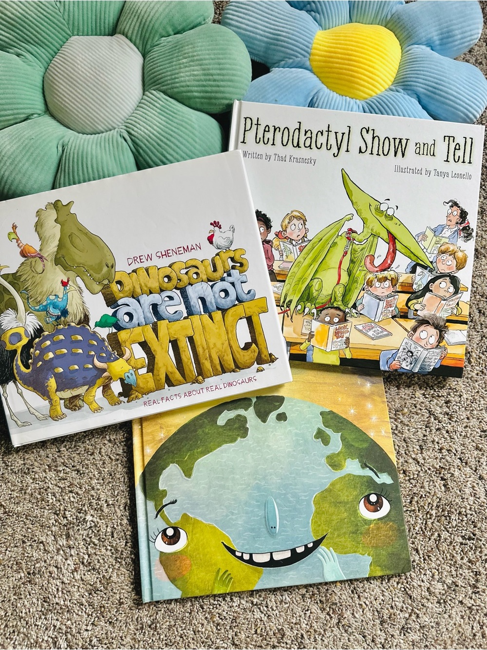Children’s book bundle 🌎 🦕🦖